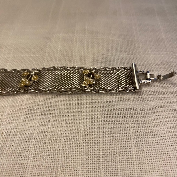 Elegant Vintage Silvertone Mesh Bracelet With Delicate Faux Pearls Signed Lisa. - Picture 3 of 3